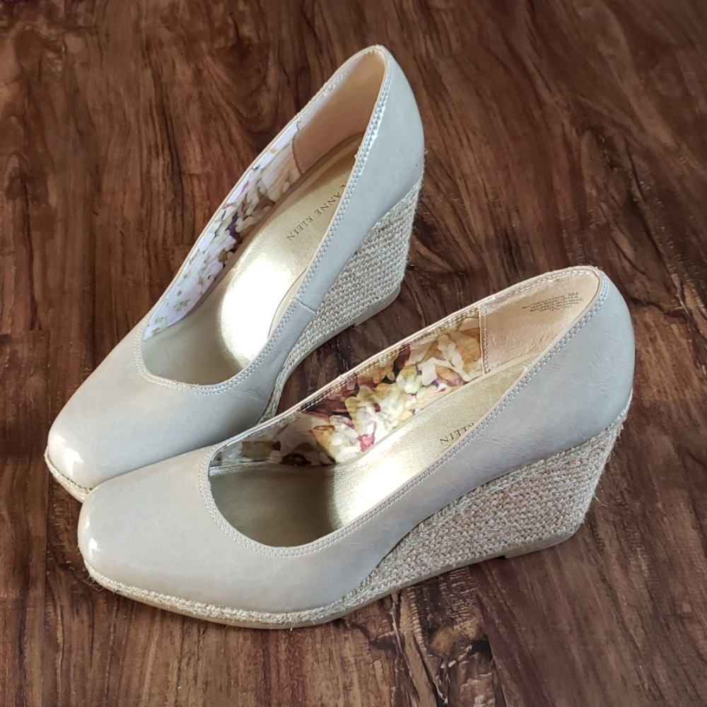 Anne Klein Nude Burlap Wedges, size 8M